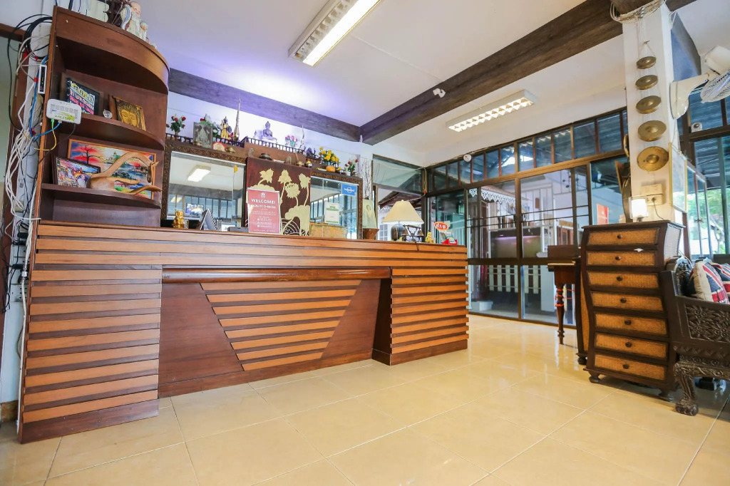 ZEN Rooms Sripoom Soi 1