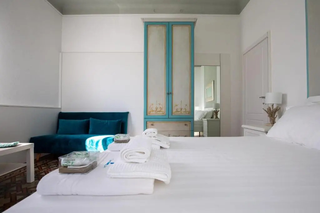 Maji Como Lake - Lake Como Historic Villa Apartments with Pool & Parking, 100m from Ferry & train