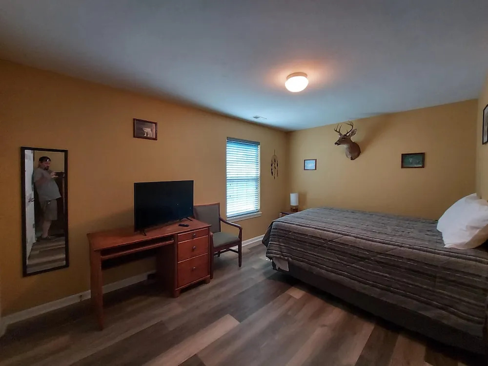 Blue Bird Hill with Deck & Middle of Branson Location