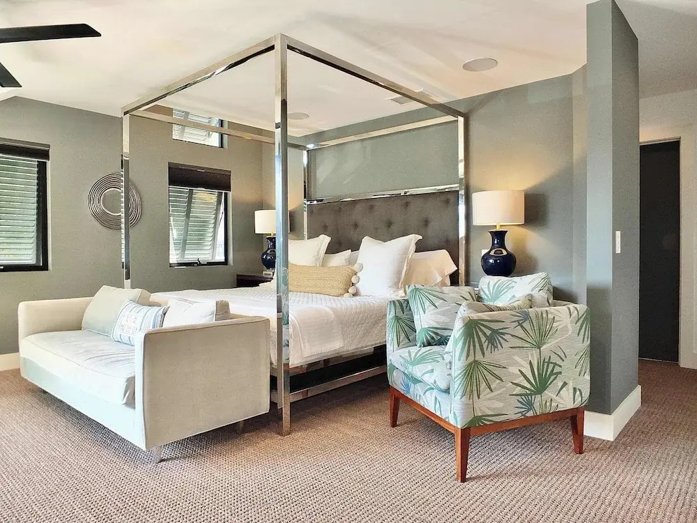 Naples Luxury Retreat - 2 BDR Stay for 4 With Rooftop Patio Near Shops