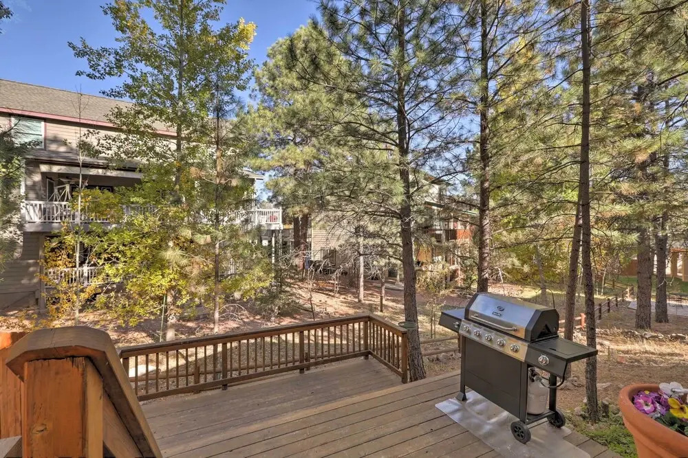 Rustic Cabin w/ Deck ~ 4 Mi to Old Town Flagstaff!