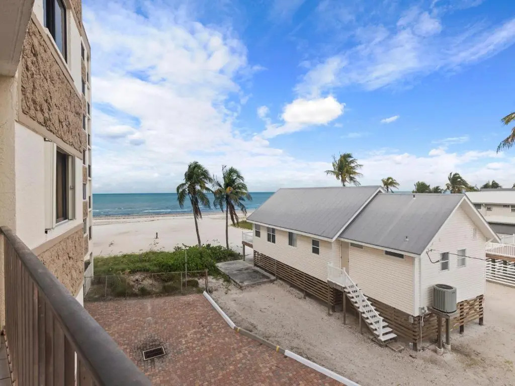 Pelican Watch 208, Sleeps 4, 2 Bedrooms, Beach Front, Pool, Elevator, WiFi