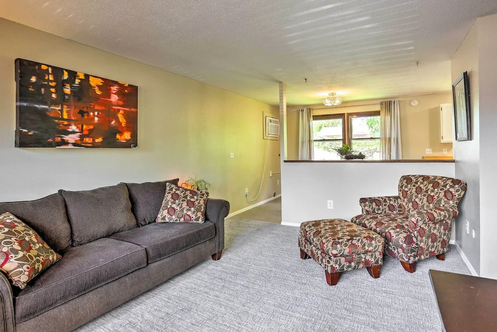 Charming Rapid City Apartment: Walk to Lake!