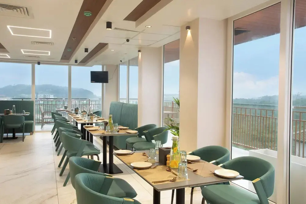 Le Crown Hotel