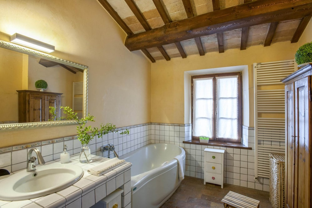 Marche Villa Close Culture