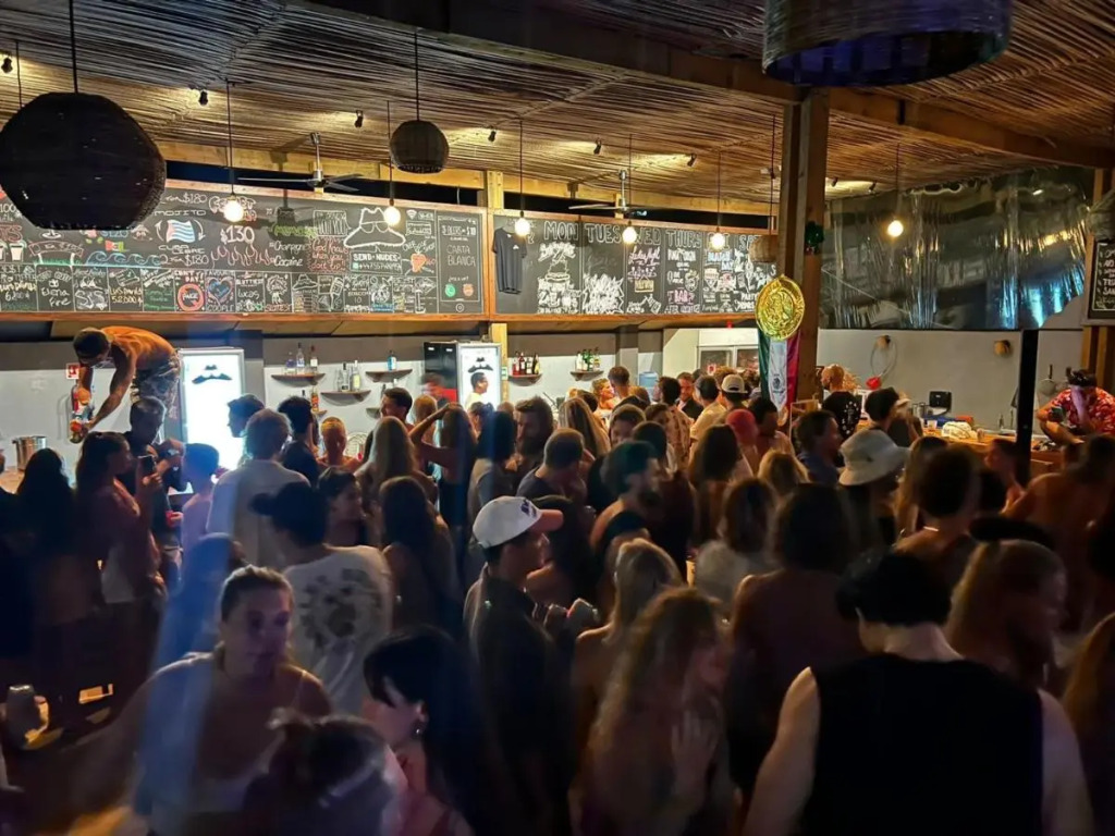 Straw Hat Surf Hostel & Bar