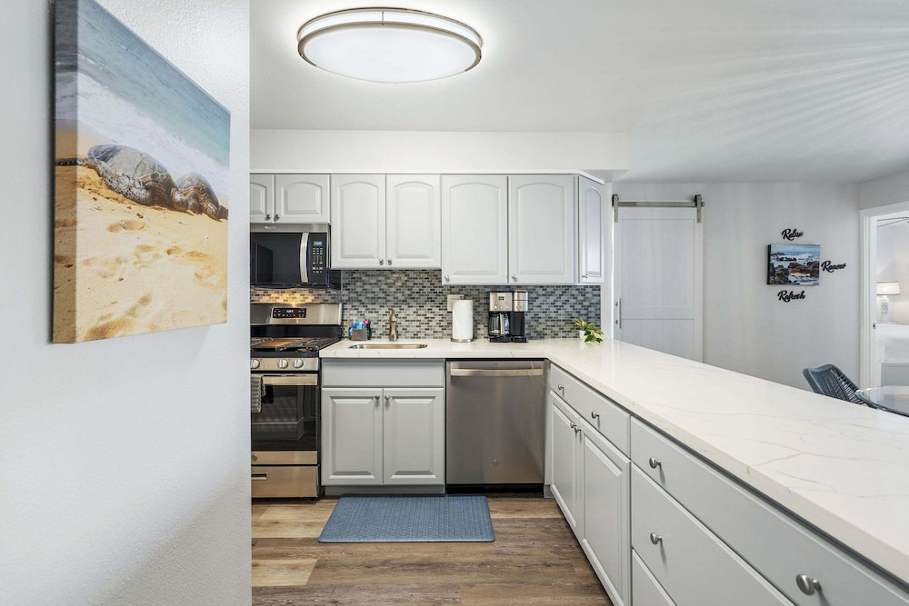 Kihei Akahi D-515: Newly Renovated Ocean View, No Carpet, 3 Zone Split AC, Wi-fi