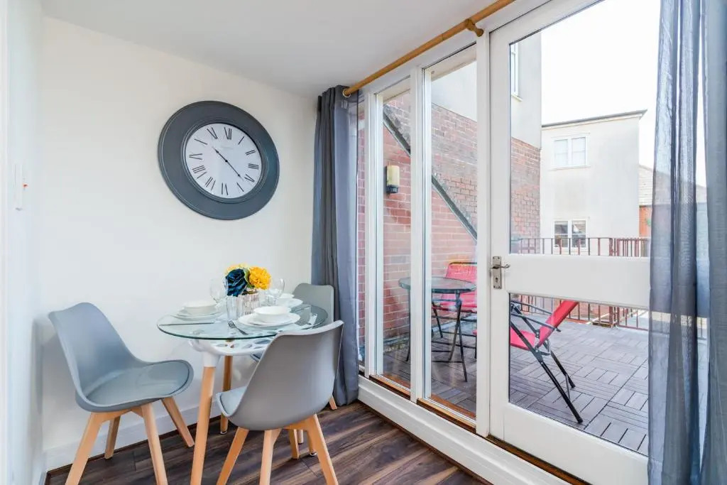 Beautiful Flat Town Centre 55 inch Smart TV + Netflix