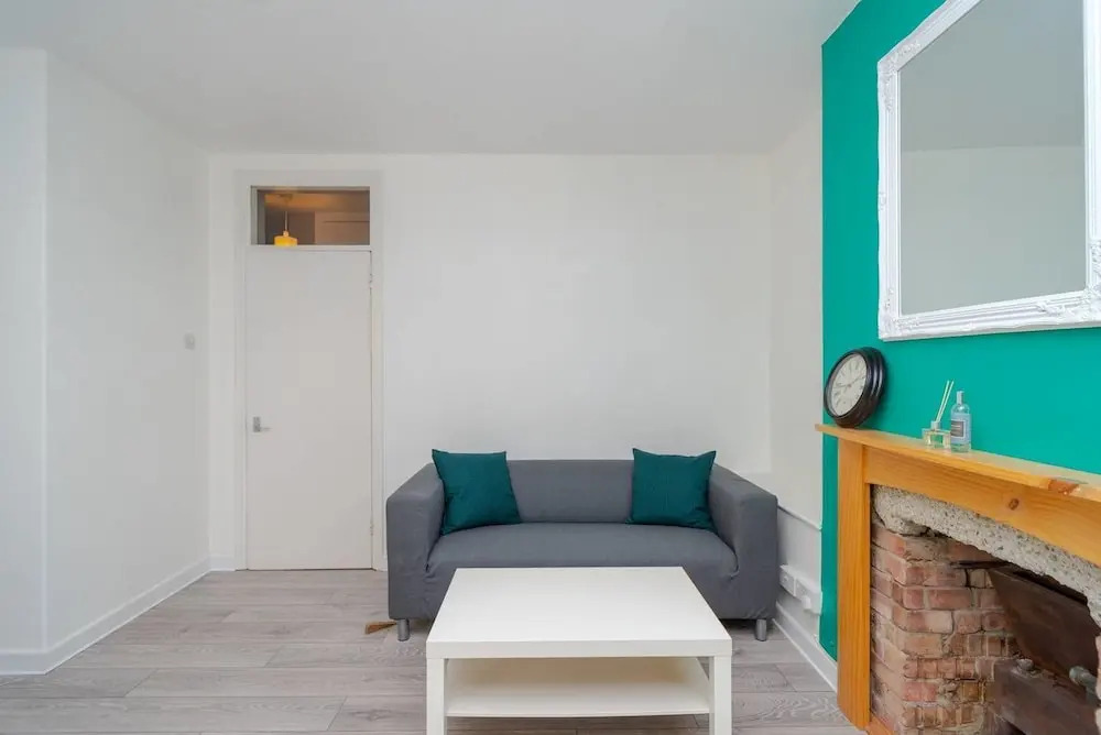 Bright 1 Bedroom Home W/balcony