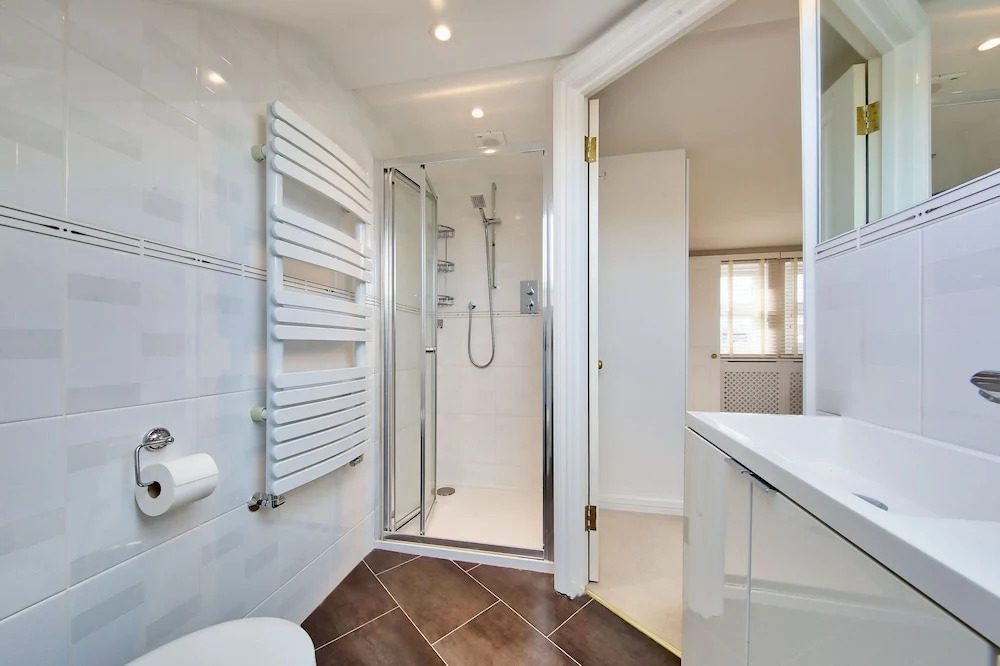 Central Wimbledon house sleeps 8 - secluded garden