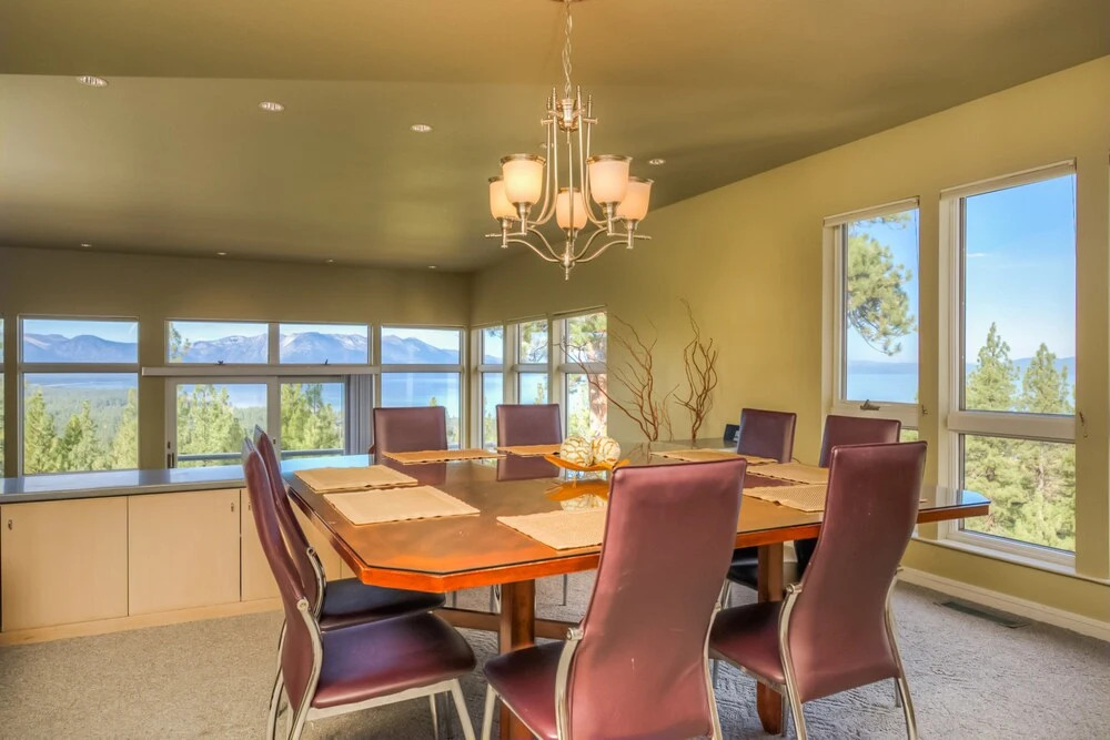 Panorama View Lodge with Stunning Lake Views by RedAwning