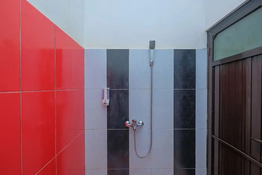 RedDoorz Syariah Near Syamsudin Noor Airport 2
