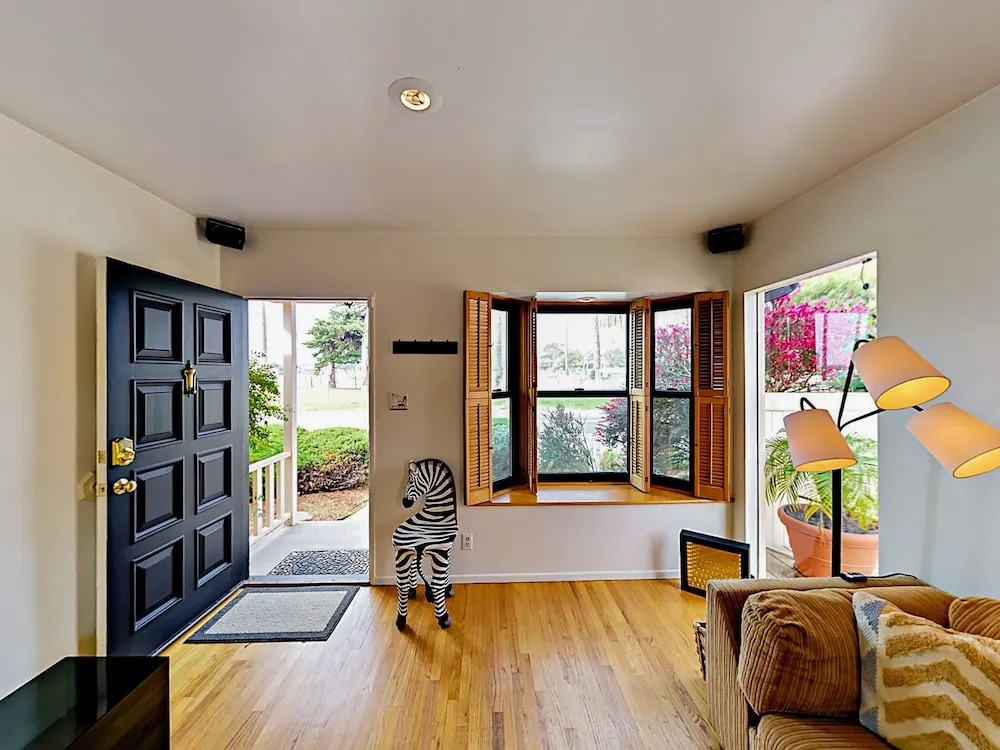 New Listing! 2-units W/ Hot Tubs, Walk To Beach! 4 Bedroom Townhouse
