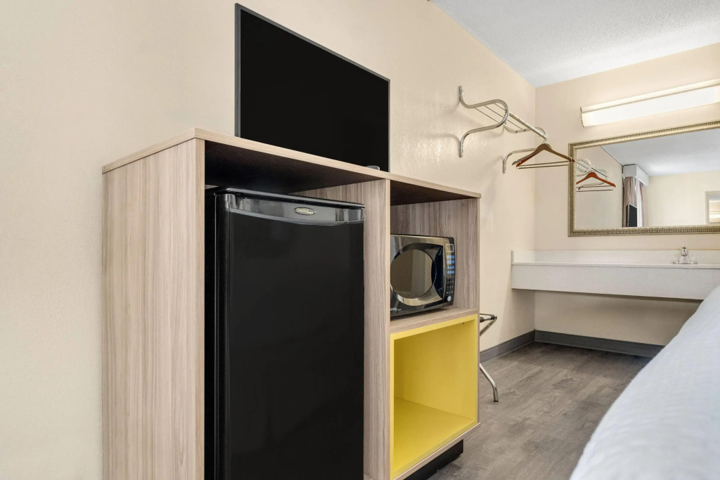 Days Inn by Wyndham Fort Wayne