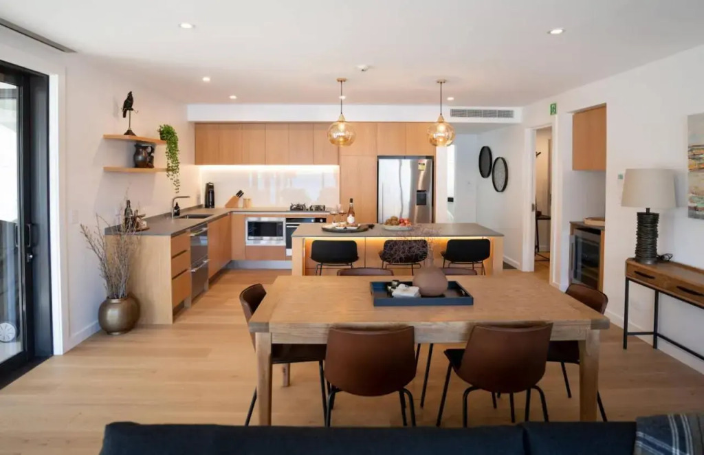 Genoa - Sleeps 6 - Lakefront Apartment