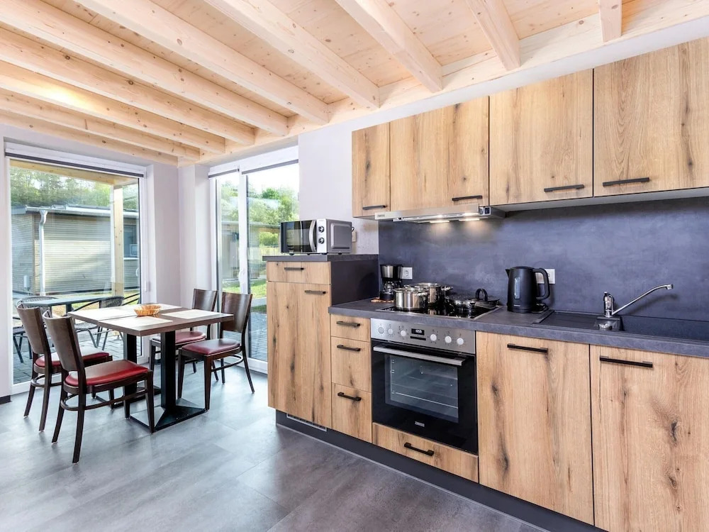 Beautiful Bungalow Near the Lake Beach