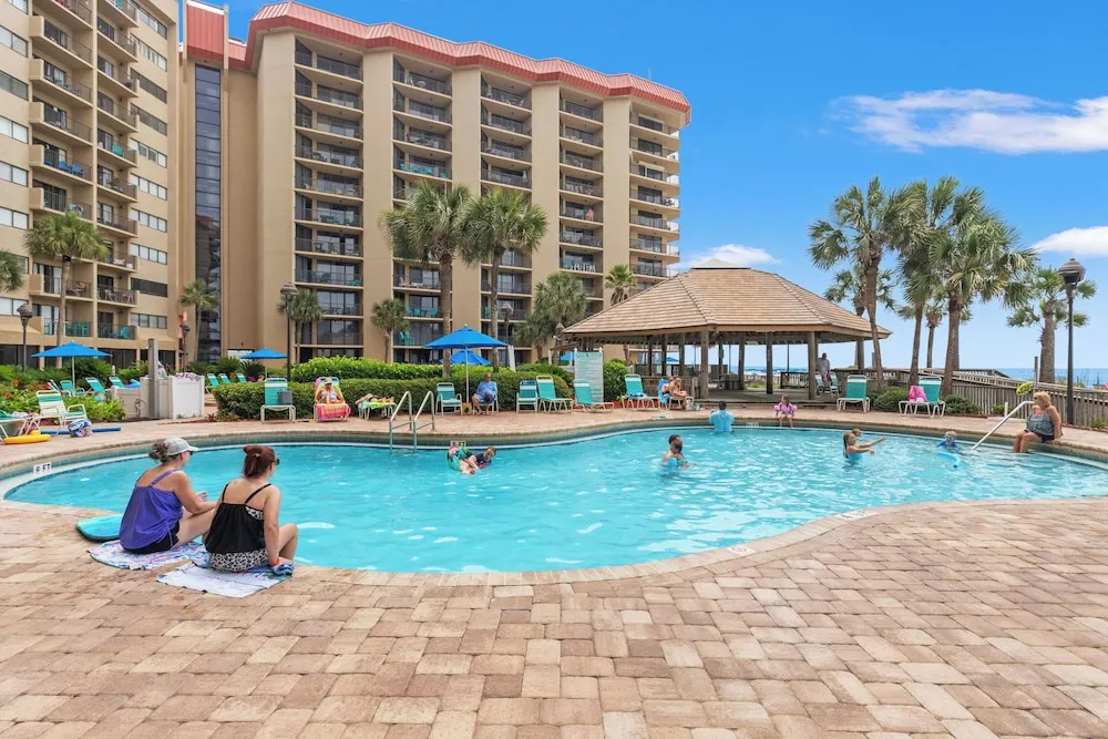 The Summerhouse! Beachfront 2BR Condo, Sleeps 8, Gulf Views