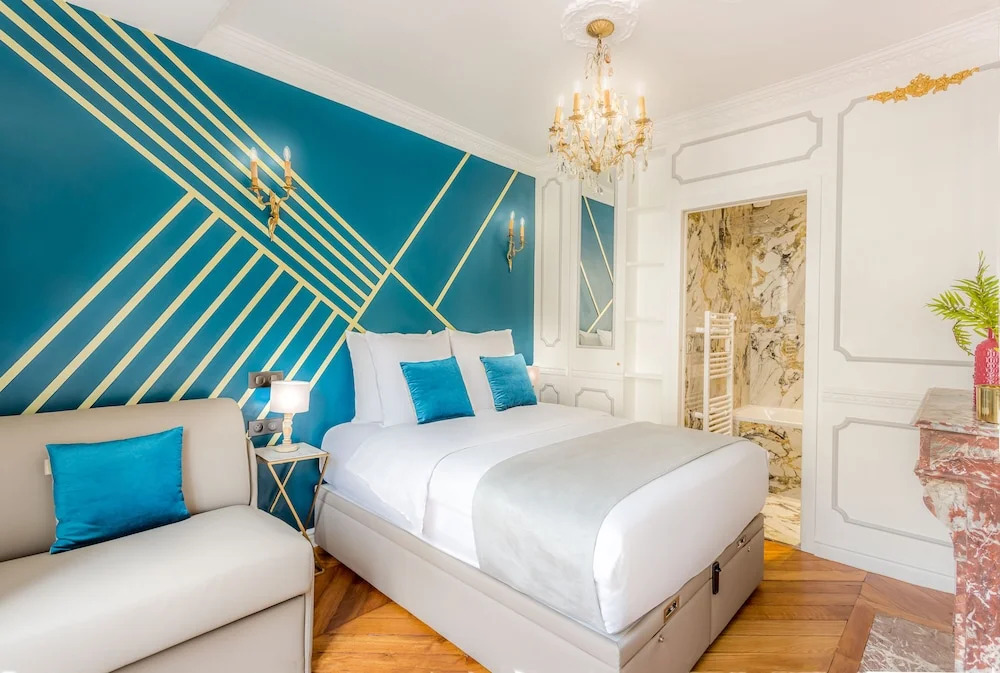 Luxury 2 bedroom 2.5 bathroom Louvre