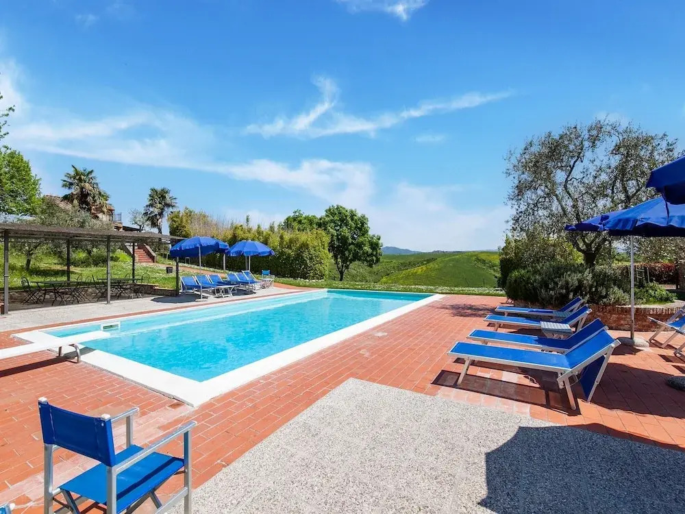 Scenic Farmhouse in Peccioli with Swimming Pool near Lakes