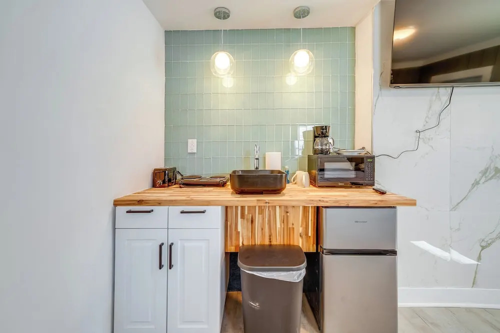 Explore the Hinton Historic District! Luxe Studio