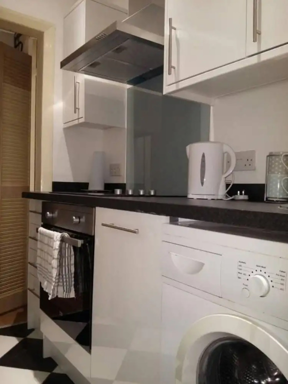 Spacious 2 Bedroom Holyrood Flat With Great Views