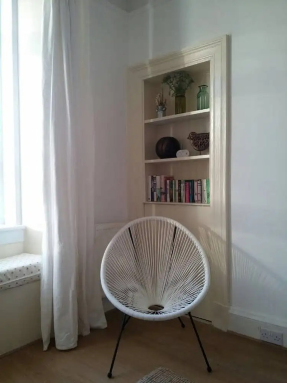 Spacious 2 Bedroom Holyrood Flat With Great Views