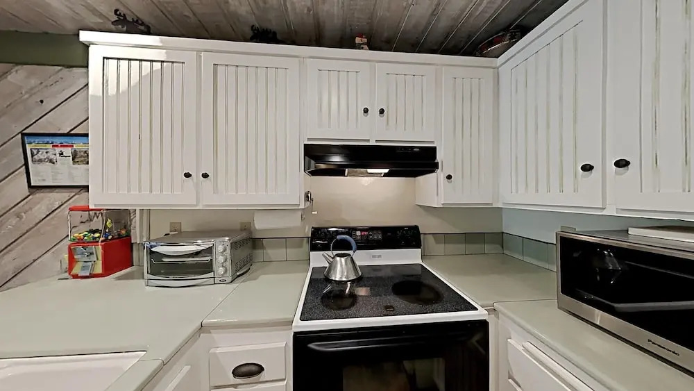 Beautiful One Bedroom Condo! Just Steps to Mammoth Mountain with Fully Equipped Kitchen! by RedAwning