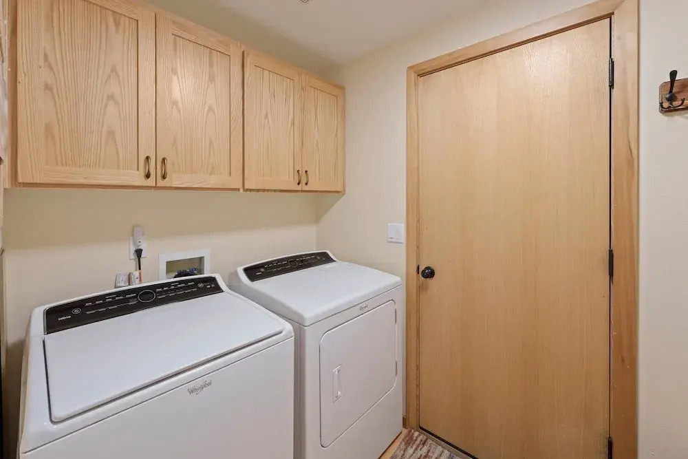 Charming Hot Tub Home Near Sharc