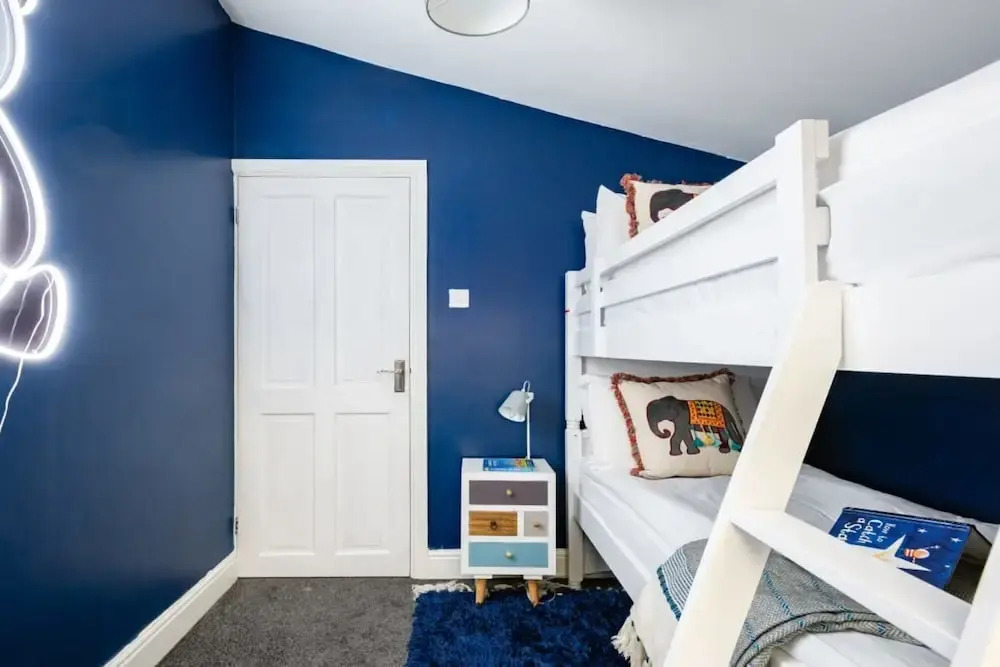 The Victoria Cottage - Bright 3bdr Terraced Home With Patio and Parking