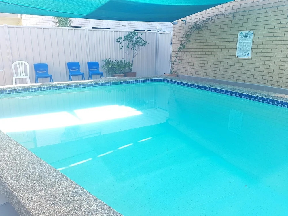 Lake Front Motel
