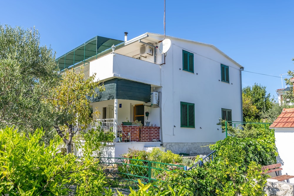 Apartment Garden by the sea