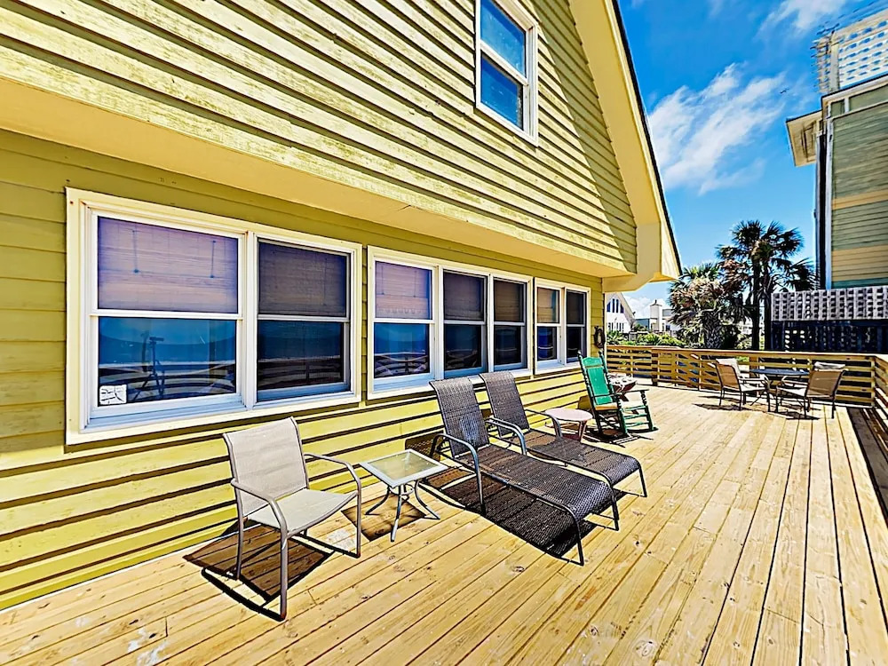Beachfront Getaway W/ Huge Deck, Classic Interiors Home