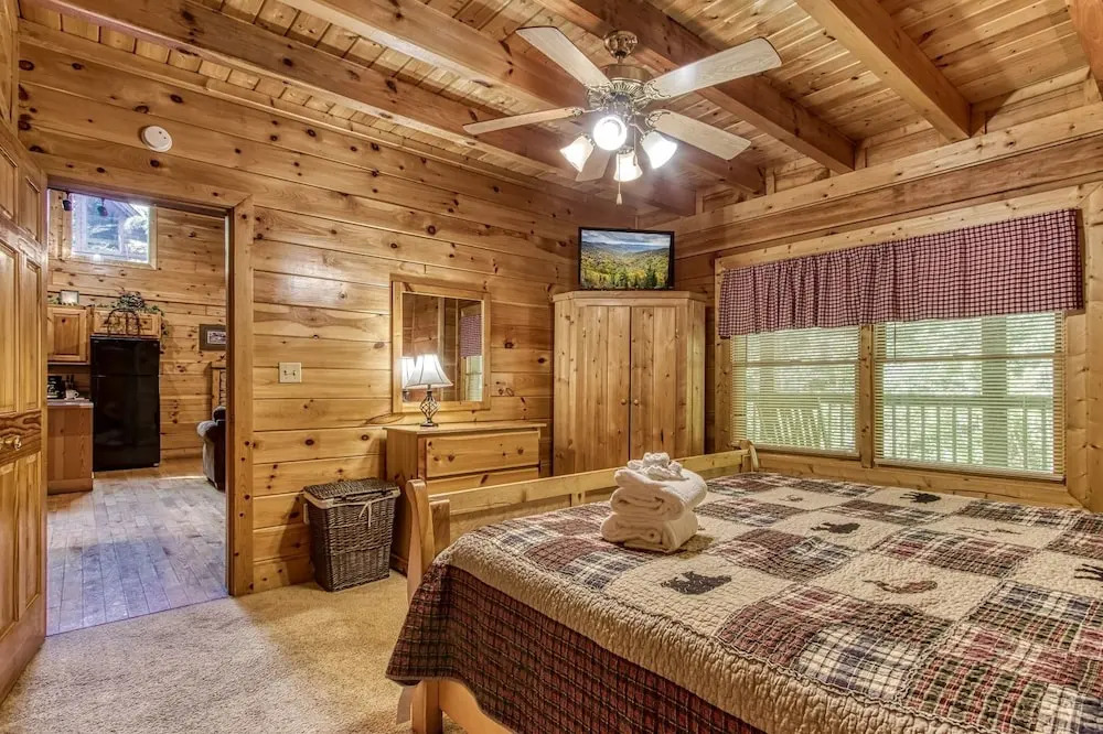 ER227 - Bearry Nice Great Location - Close To Town! 1 Bedroom Cabin by RedAwning