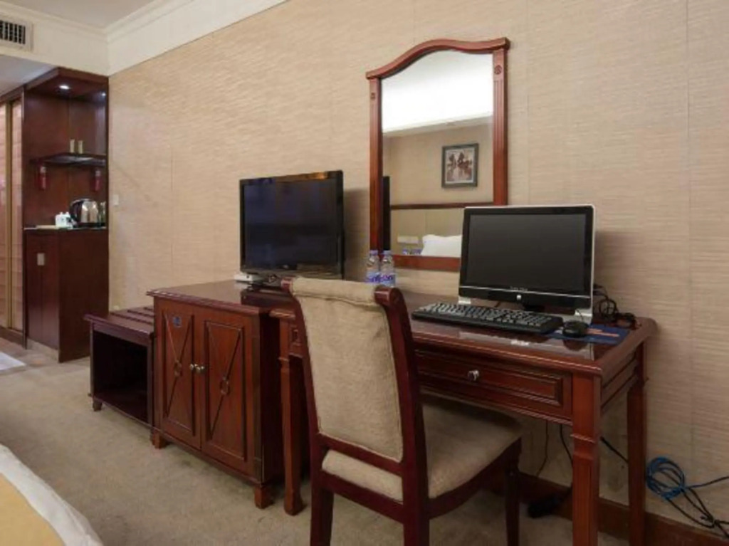 Yuanfeng Hotel (Shenzhen East Railway Station Buji Subway Station)