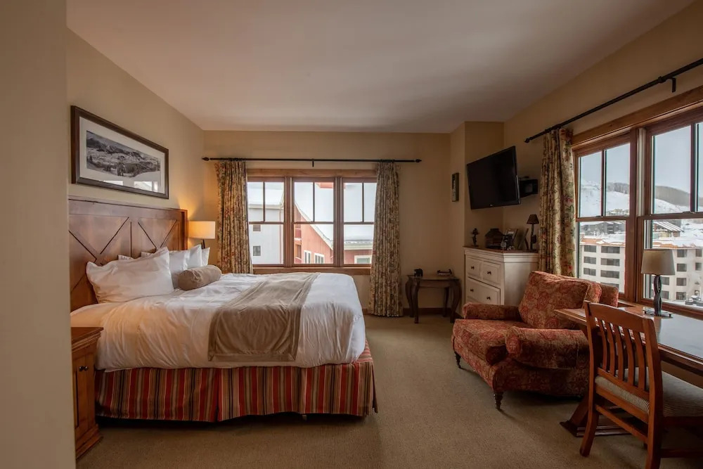 Large 3 Bedroom Bathroom In Mountaineer Square Condo - No Cleaning Fee! by RedAwning