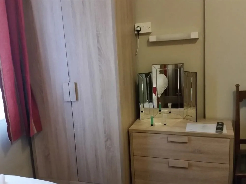 Rayners Hotel