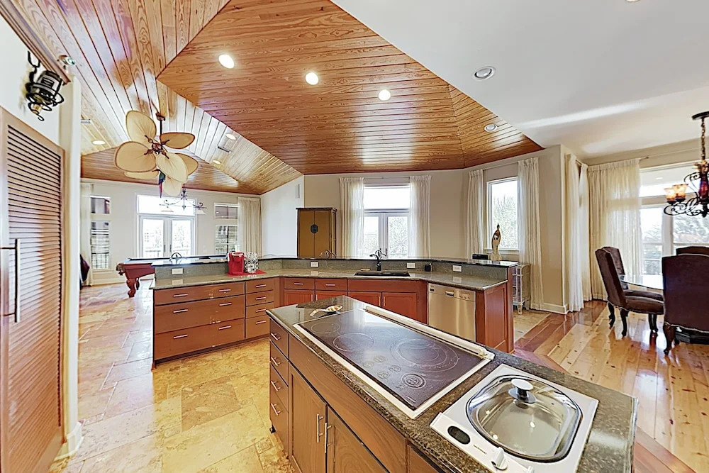 New Listing! Canal W/ Pool, Hot Tub & Dock 3 Bedroom Home