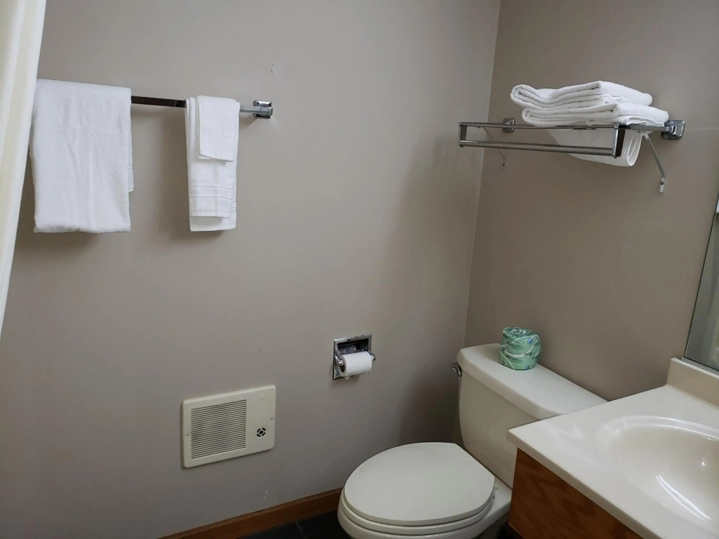 Watseka 24 Inn & Suites