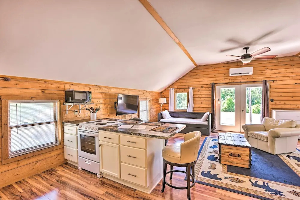 Quaint Studio w/ Shared Beach: Walk to Suttons Bay