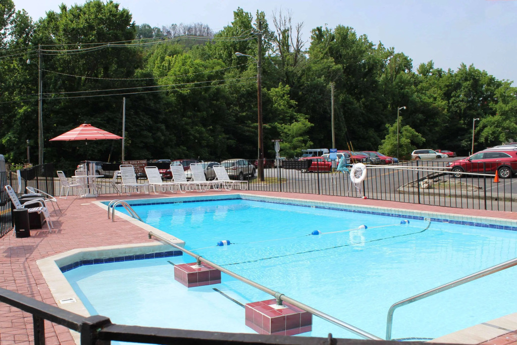 Econo Lodge Inn & Suites on the River