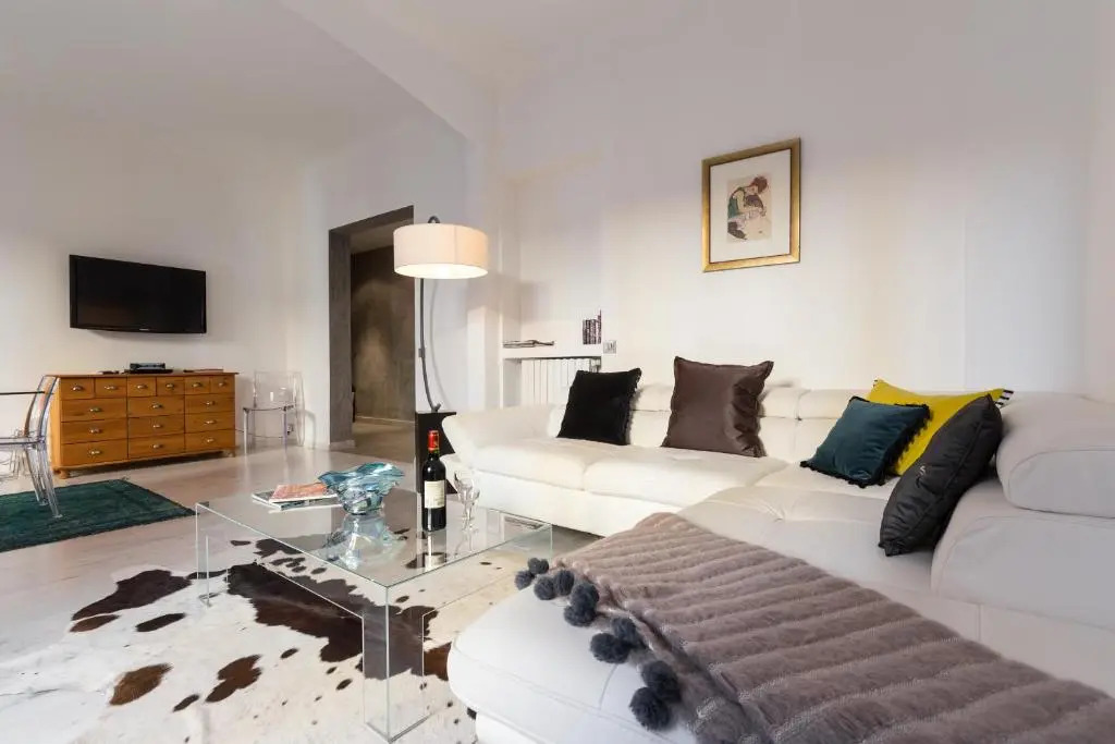 Centrally located modern 2 Bed apartment in Cannes with aircon and high ceilings and modern design 696