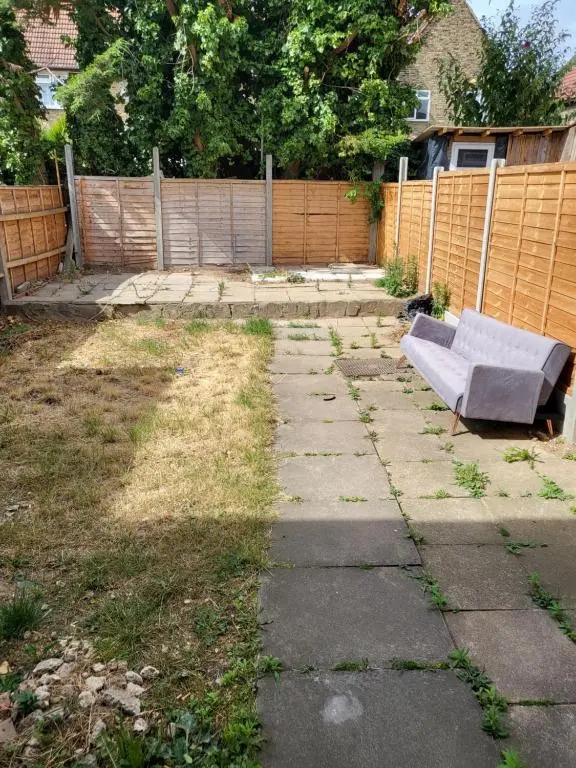 Elegant Home in Dagenham with free wi fi & free parking
