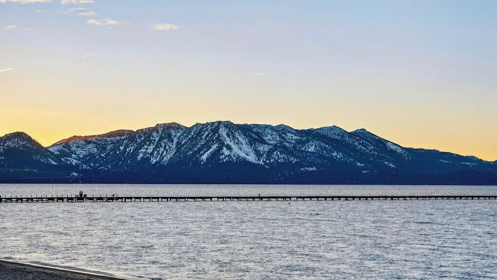 Beach Front Perch by Avantstay Lakefront Condo + Views + Near Dining and Skiing