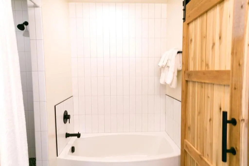 LUX Modern Chalet, Pool & Hot Tub, 10 Mins to the Mountain & Incredible Views