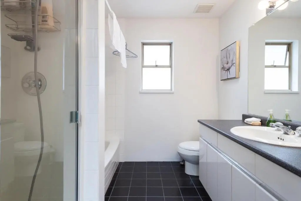 Convenient to Attractions & Close To Airport