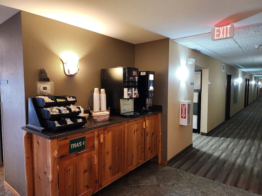 Pine Peaks Lodge & Suites