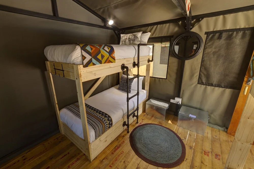 Naankuse Travellers Inn - Hostel