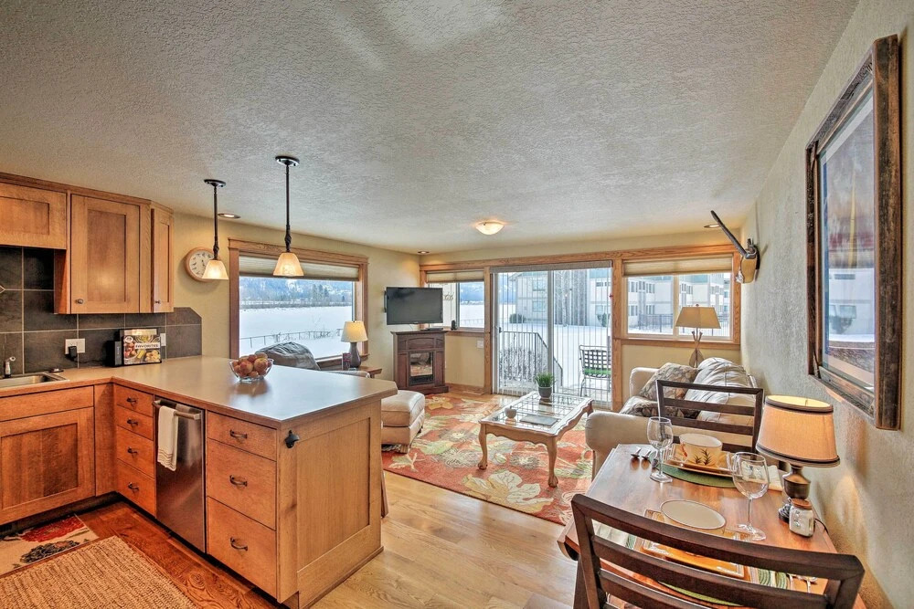 Lake Pend Oreille Condo w/ Porch & Mountain View!