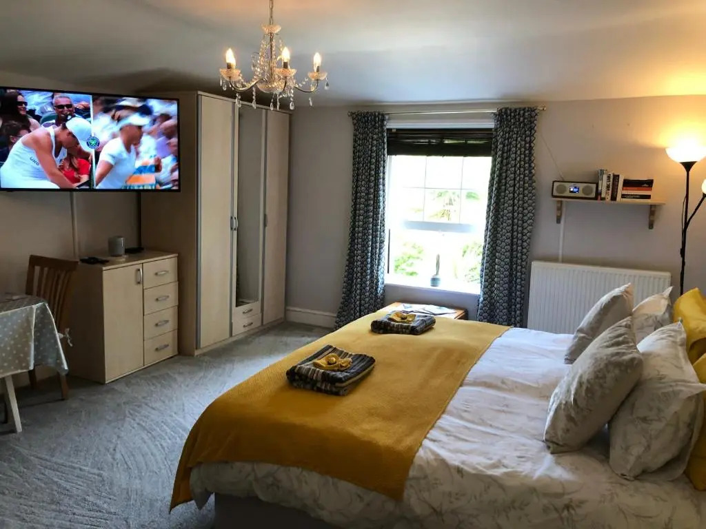 Little Treasure and Gem with private 2 person Hot Tub and up to 25 percent ferry saving