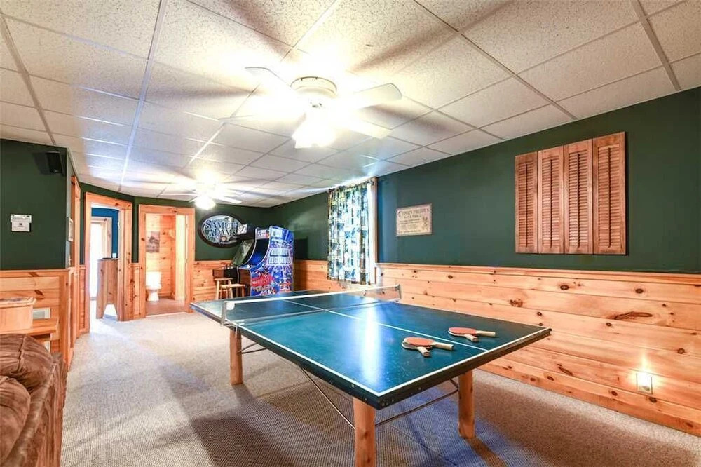 Wilderness Theater and Lodge 3 Bedroom Home with Hot Tub